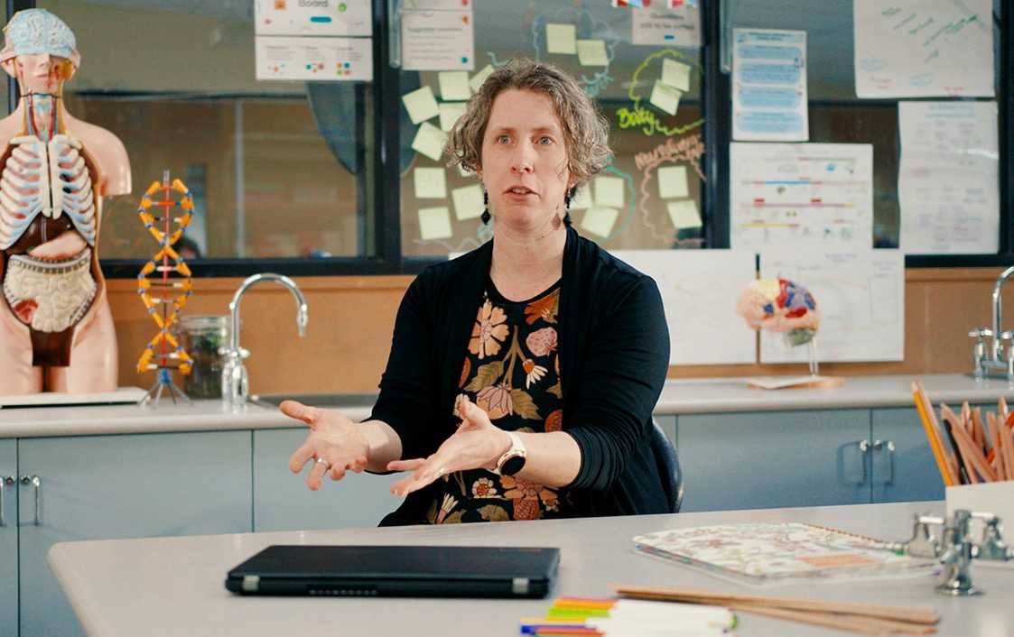Emma Holgate speaking about Stile in her science classroom